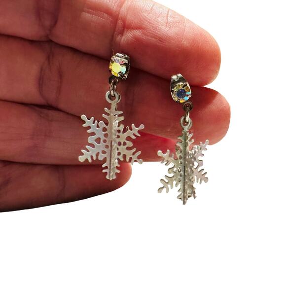 Vintage Avon Holiday Snowflake 3 Dimensional Iridescent Crystal Earrings - Picture 10 of 10
